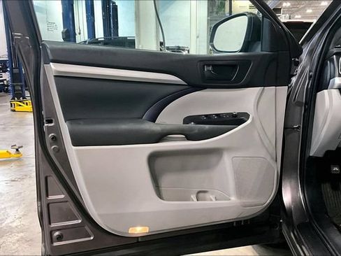 Used 2019 Toyota Highlander LE AWD/4WD image 23