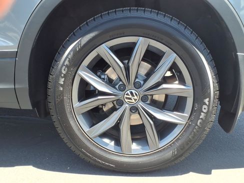 Used 2022 Volkswagen Tiguan SE w/ Panoramic Sunroof Package AWD/4WD image 9