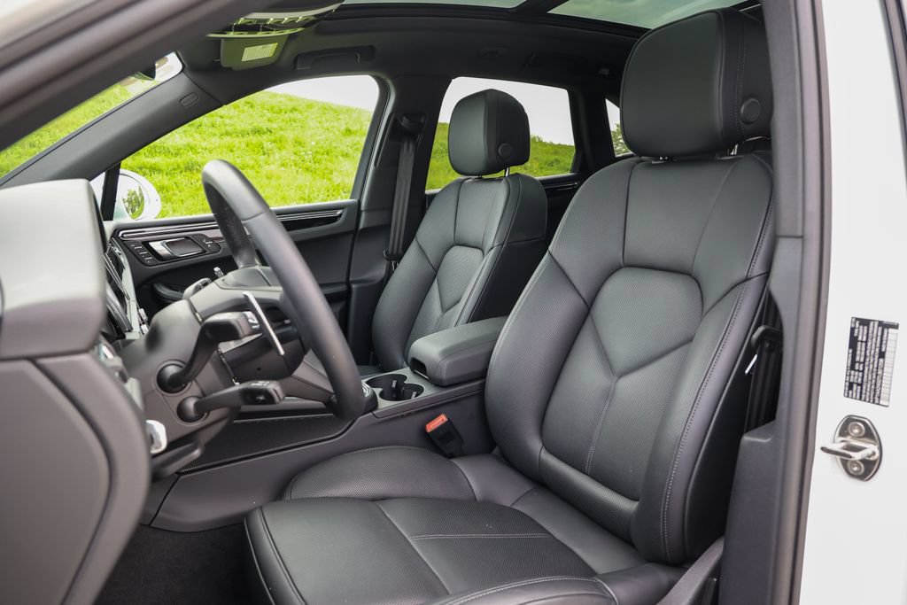 Certified 2026 Porsche Macan AWD/4WD image 5
