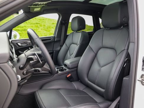 Certified 2026 Porsche Macan AWD/4WD image 5
