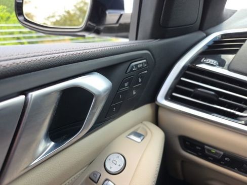 Used 2022 BMW X7 xDrive40i w/ Premium Package image 41