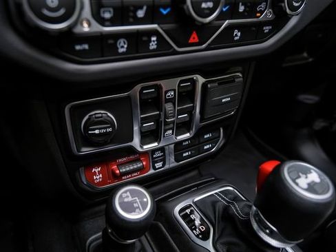 Used 2025 Jeep Wrangler Unlimited Rubicon w/ Technology Group image 43