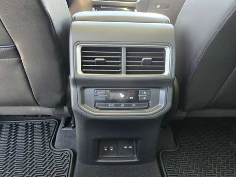 Used 2024 Volkswagen Atlas SE AWD/4WD image 14