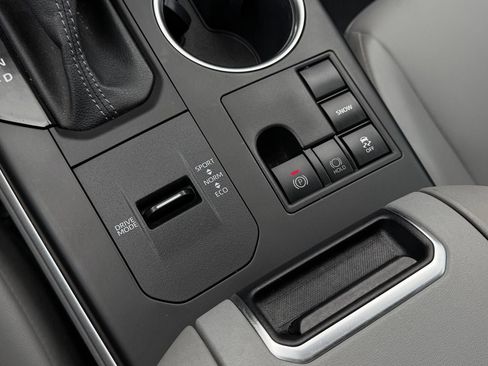 Used 2023 Toyota Highlander XLE image 23