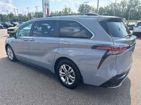 Used 2023 Toyota Sienna XSE w/ XSE Plus Package AWD/4WD image 6