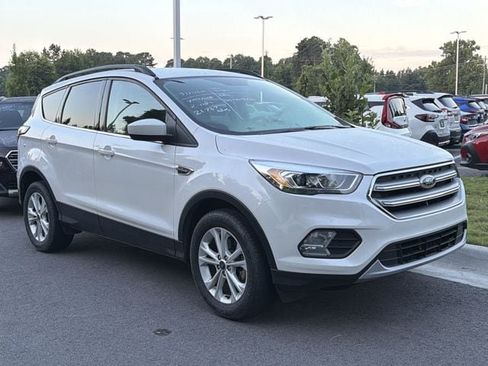 Used 2017 Ford Escape SE w/ Equipment Group 201A FWD image 3