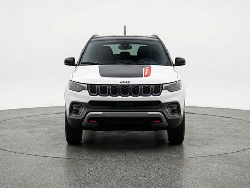 Used 2025 Jeep Compass Trailhawk AWD/4WD image 2