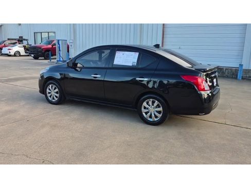Used 2017 Nissan Versa SV image 6