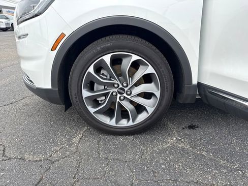 Used 2023 Lincoln Nautilus Reserve image 32