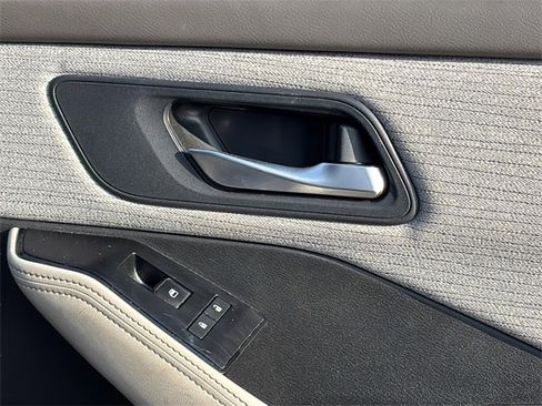 Used 2023 Nissan Rogue SV image 38