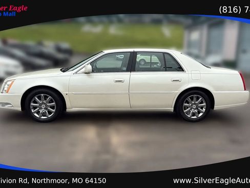 Used 2009 Cadillac DTS w/ Sun And Sound Package FWD image 2