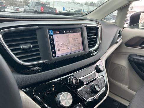 Used 2023 Chrysler Voyager LX image 8