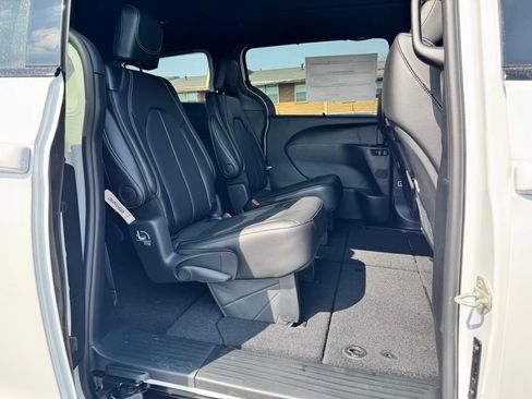 New 2026 Chrysler Pacifica Select image 12