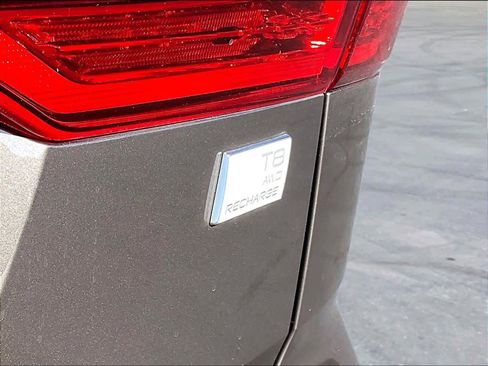 Used 2023 Volvo XC60 T8 Plus image 11