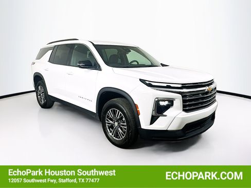 Used 2025 Chevrolet Traverse LT FWD image 1