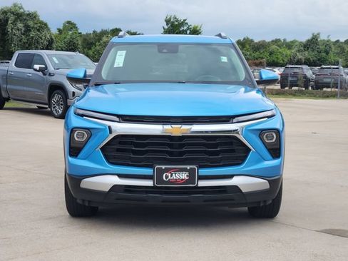 Used 2025 Chevrolet TrailBlazer LT AWD/4WD image 2