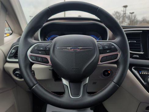 Used 2017 Chrysler Pacifica Touring-L image 10