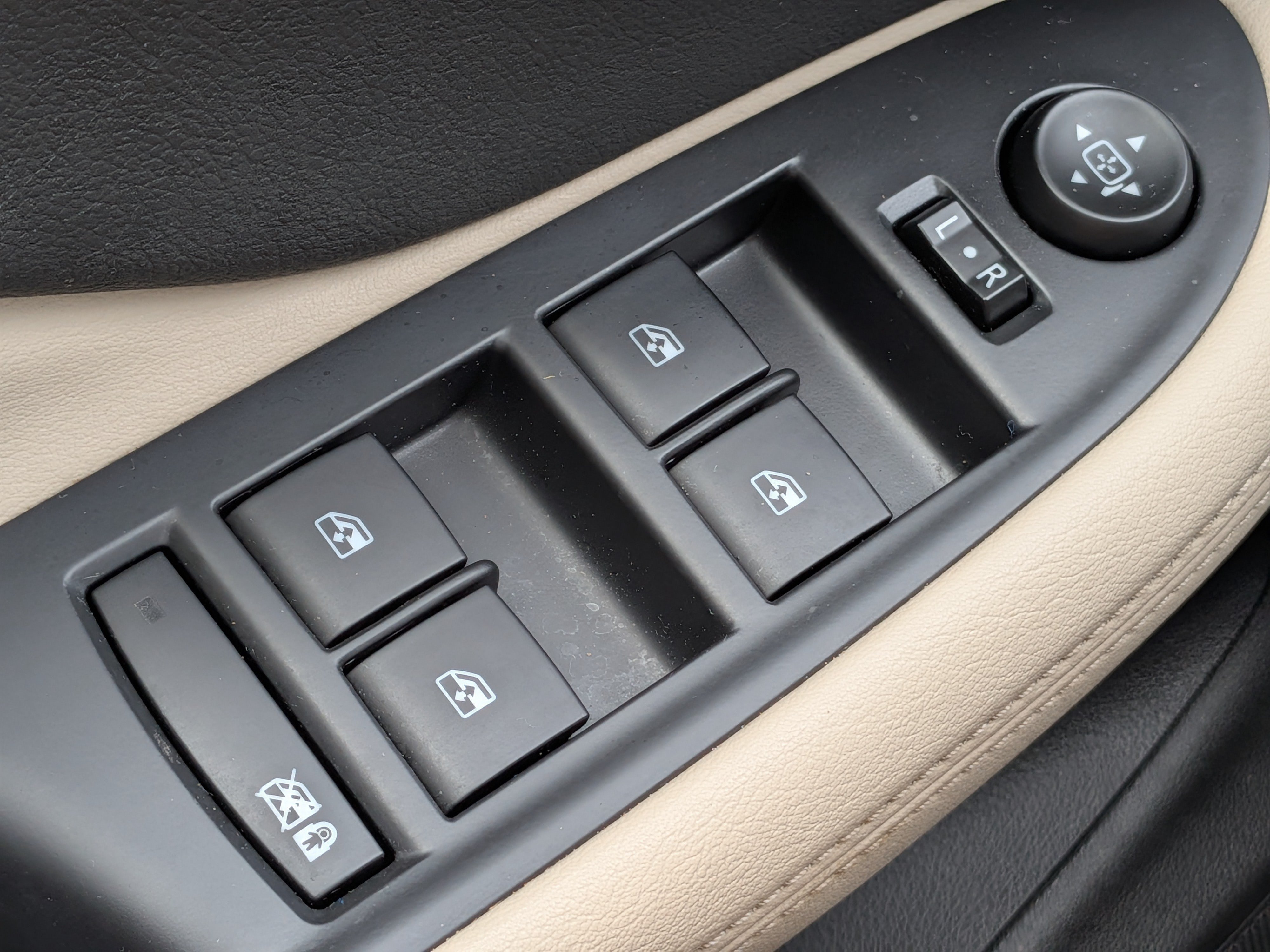 Used 2020 Buick Envision Essence w/ LPO, Cargo Package FWD image 23