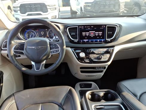 Used 2023 Chrysler Pacifica Touring-L FWD image 16
