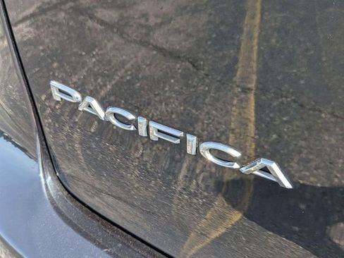 Used 2023 Chrysler Pacifica Touring-L FWD image 10