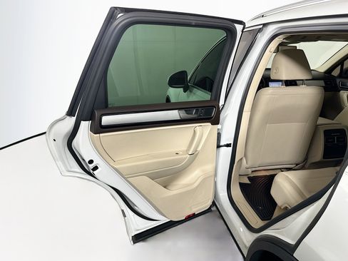 Used 2016 Volkswagen Touareg Sport image 25