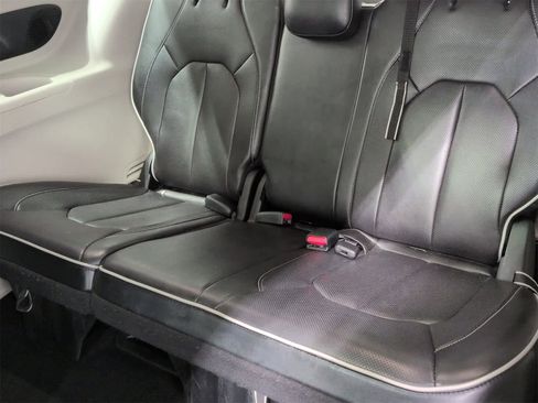 Used 2024 Chrysler Pacifica Limited image 39