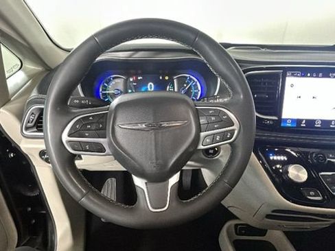 Used 2023 Chrysler Pacifica Touring-L FWD image 14