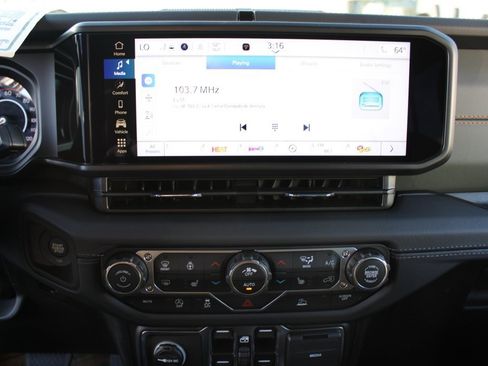 New 2025 Jeep Gladiator Mojave image 17