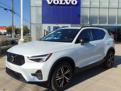New 2026 Volvo XC40 B5 Core w/ Climate Package