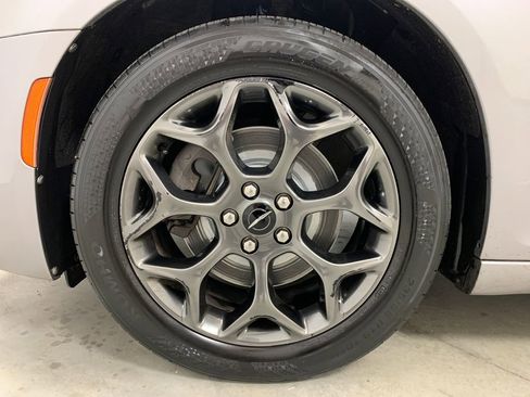Used 2018 Chrysler 300 S w/ 300S Premium Group image 21