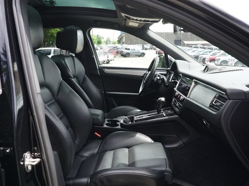 Used 2024 Porsche Macan AWD/4WD image 9