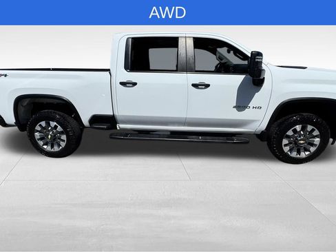 Used 2022 Chevrolet Silverado 2500 Custom w/ Custom Value Package AWD/4WD image 2