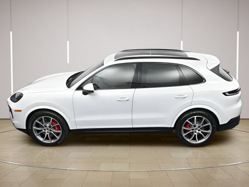 Certified 2025 Porsche Cayenne S AWD/4WD image 33