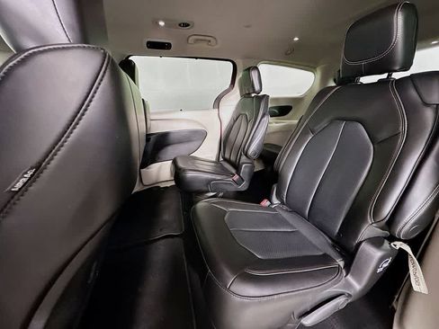 Used 2023 Chrysler Pacifica Touring-L FWD image 14