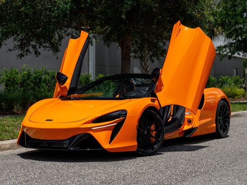 Used 2025 McLaren Artura Spider RWD image 35