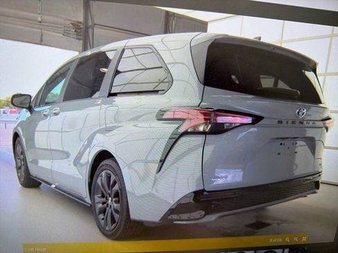 Used 2025 Toyota Sienna XSE FWD image 8