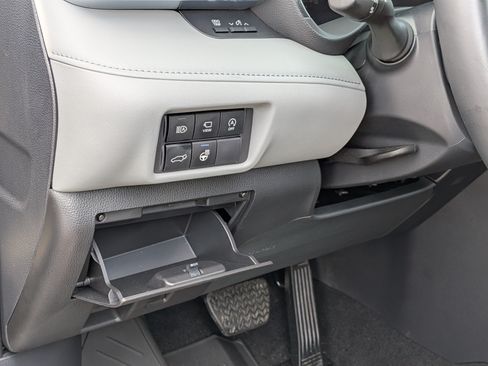 Certified 2025 Toyota Highlander Platinum AWD/4WD image 17