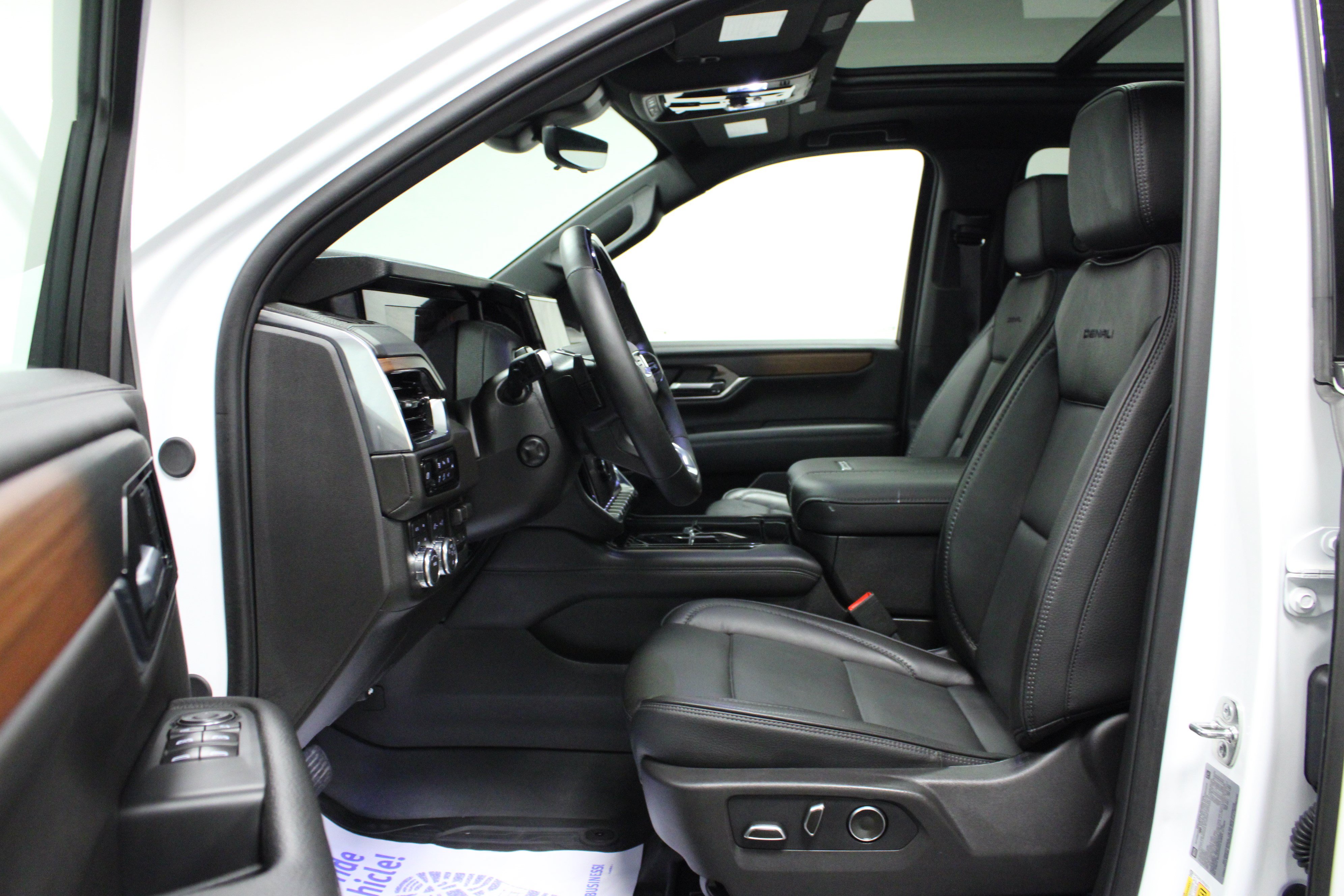 Used 2026 GMC Yukon XL Denali w/ Advanced Technology Package AWD/4WD image 12