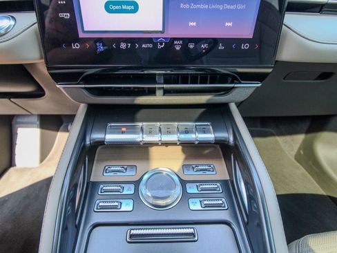 Used 2025 Lincoln Nautilus Reserve AWD/4WD image 30