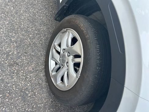 Used 2022 Hyundai Venue SE image 2