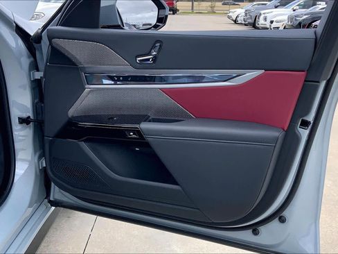 Used 2025 BMW 740i image 26