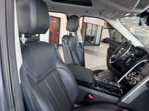 Used 2019 Land Rover Discovery HSE image 14
