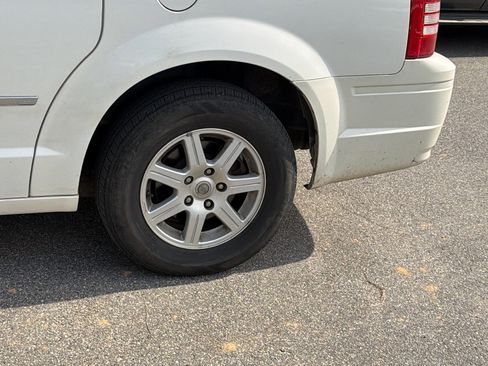 Used 2010 Chrysler Town & Country Touring image 12