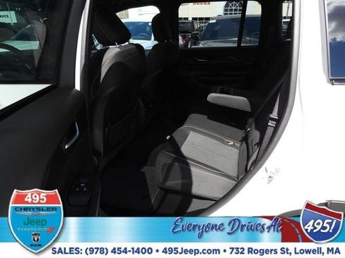 Used 2025 Jeep Grand Cherokee Laredo X AWD/4WD image 13