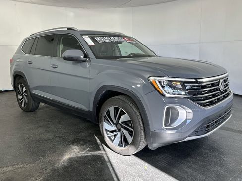 Used 2025 Volkswagen Atlas SEL AWD/4WD image 2