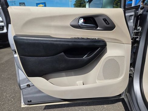 Used 2021 Chrysler Pacifica Touring-L FWD image 13