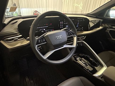 Used 2025 Audi Q5 Premium w/ Convenience Package image 2