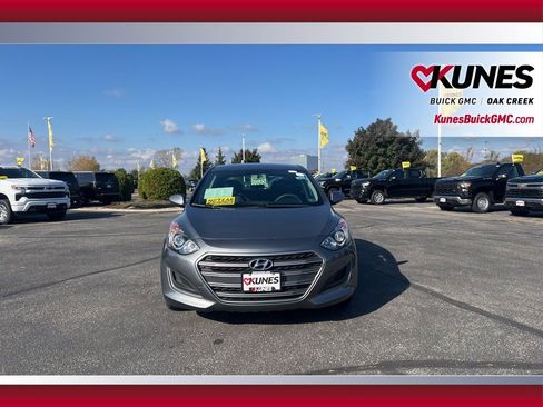 Used 2017 Hyundai Elantra GT image 2