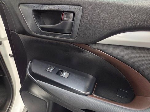 Used 2019 Toyota Highlander LE image 32