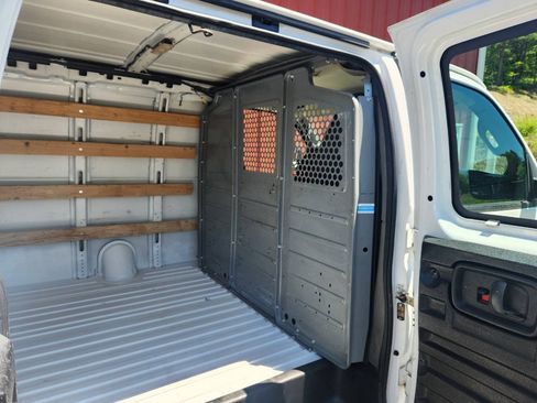 Used 2017 GMC Savana 2500 RWD image 10